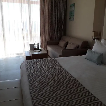 Europa 22 Beach Suites شقة